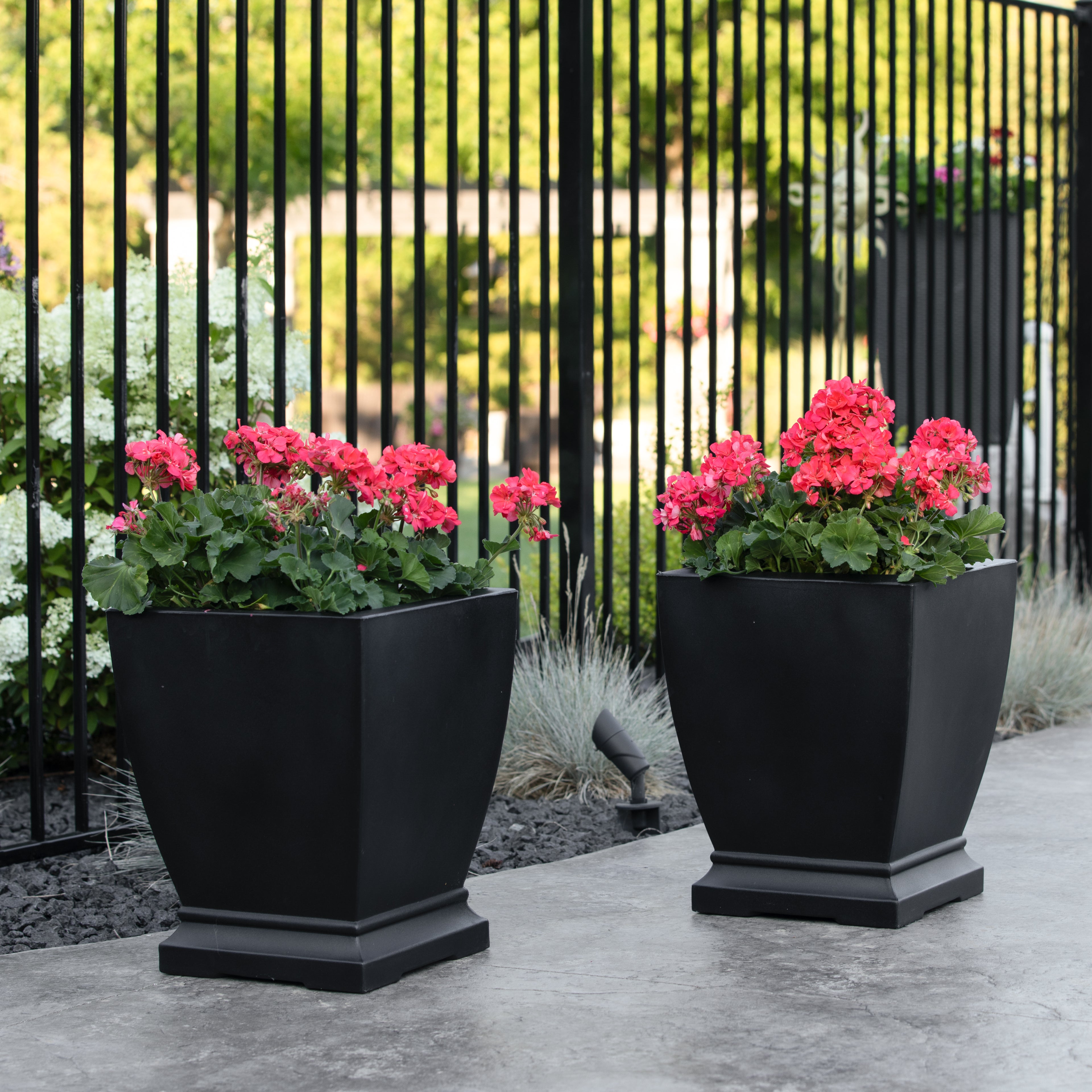 Mayne Acadia 18in Planter (Black, 2-Pack)